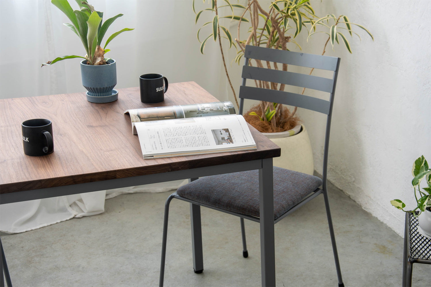 ミニマルな4本脚のダイニングテーブル